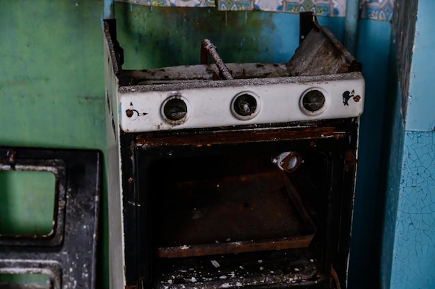 Alter rostiger Gasherd in der Küche in verlassener Wohnung in der Sperrzone der Geisterstadt Pripyat Tschernobyl