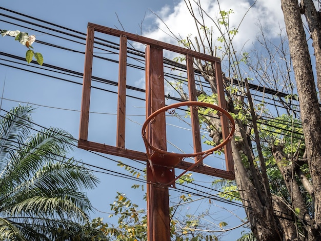 Alter roter Basketballkorb