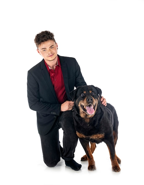 Alter Rottweiler und Besitzer im Studio