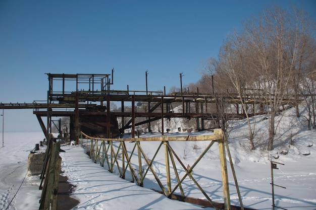 Alter ruinierter Metallpier in der Region Syzran Russland