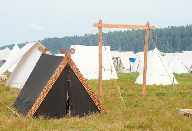 Alter russischer Campingplatz, schwarzes Zelt in der Naturzeltstadt, Zelt in der Zeltstadt