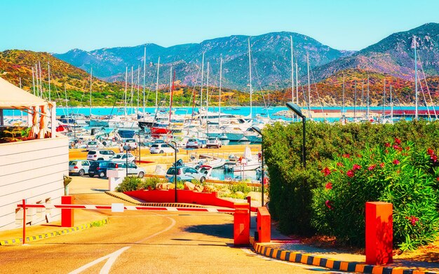 Alter sardischer Hafen und Jachthafen mit Schiffen am Mittelmeer in der Stadt Villasimius auf der Insel Südsardinien Italien im Sommer. Stadtbild mit Yachten und Booten