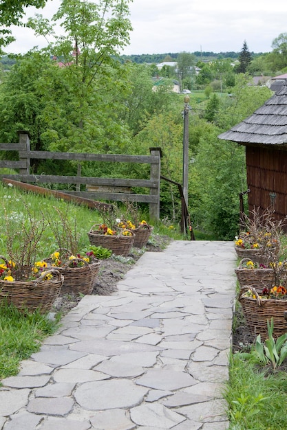 Alter Steinpflaster-Wanderweg in ländlicher Feldszene