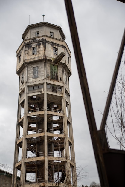 Alter steinturm an einem bewölkten tag