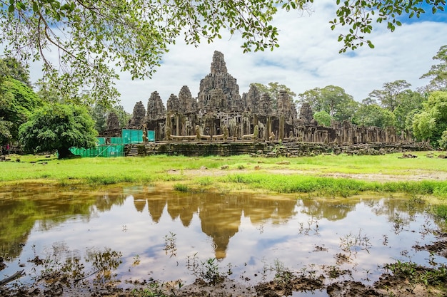 Alter Tempel Bayon Angkor-Komplex mit Steingesichtern auf dem blauen Himmel bewölkt, Kambodscha