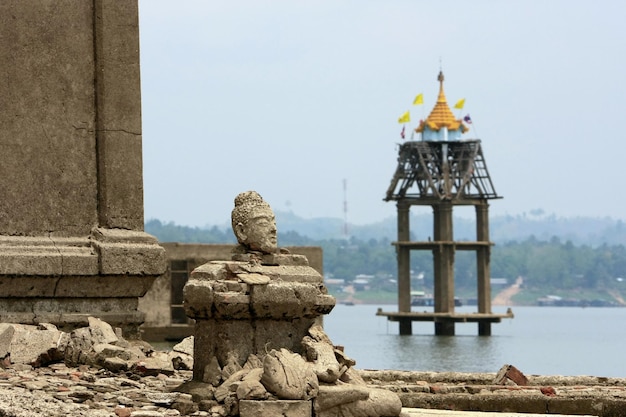 Alter Tempel im Fluss versunken