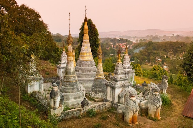 Alter Tempel in der Nähe der Pindaya-Höhle neben der Stadt Pindaya Shan State Burma Myanmar Berühmter buddhistischer Wallfahrtsort und Touristenattraktion