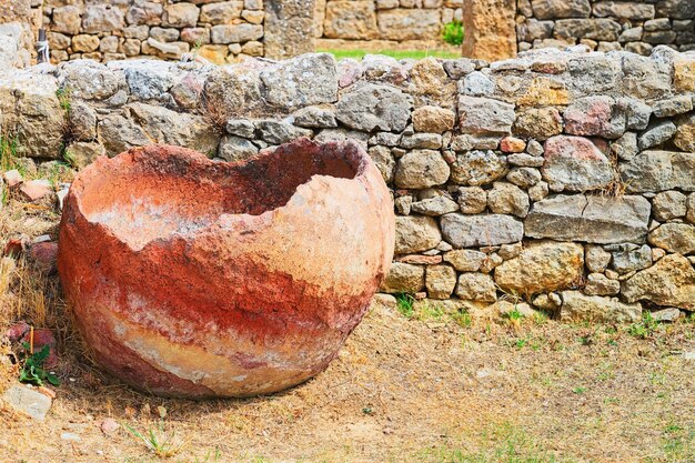 Alter Topf in der archäologischen Stätte der Altstadt von Morgantina, Sizilien, Italien