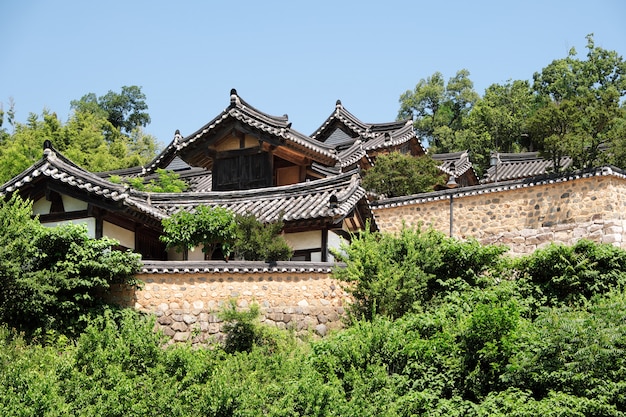 Foto alter traditioneller koreanischer unesco-volksdorfabhang