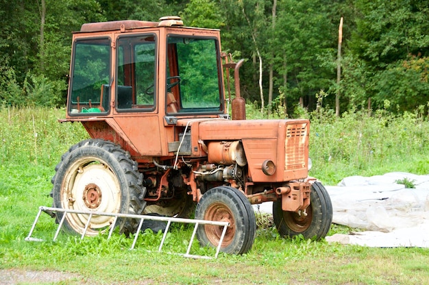 Foto alter traktor auf dem feld