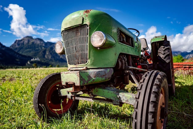 Alter Traktor auf den Almwiesen