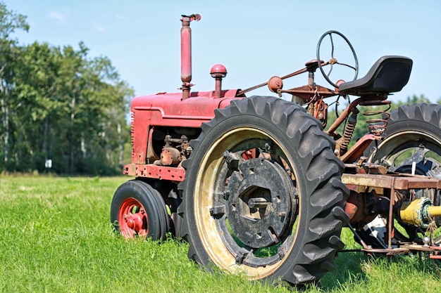 Foto alter traktor auf gras gegen den himmel