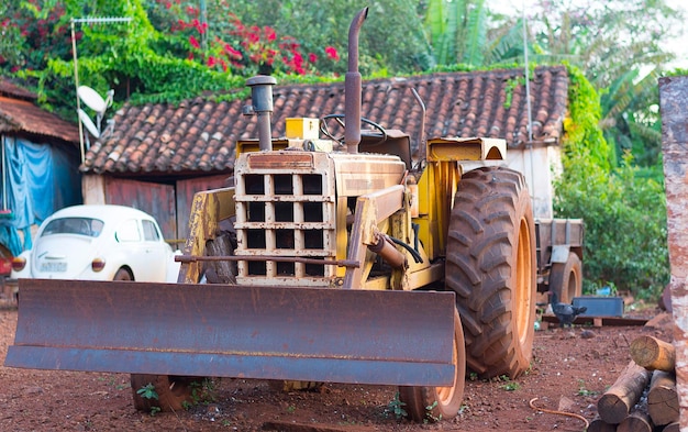 Alter Traktor CBT auf dem Bauernhof
