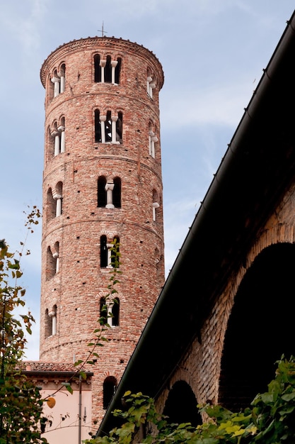 Alter Turm der Basilika in Ravenna Italien