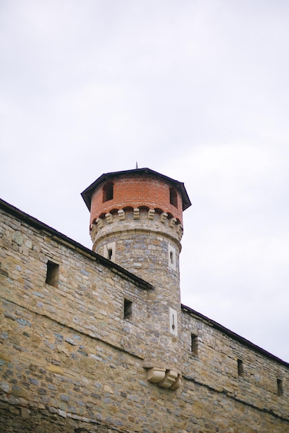 Foto alter turm und außenwand der alten burg kamianetspodilskyi ukraine steinmauern der mittelalterlichen burg in der nähe der historischen verteidigungsfestung der schlucht in europa