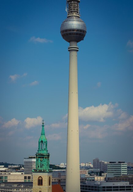 Foto alter turm und neuer turm gegensatze