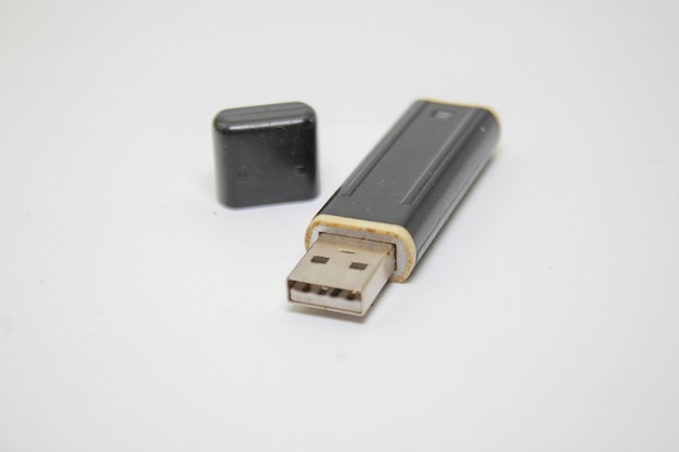 alter USB-Stick oder USB-Flashdisk isoliert auf weißem Hintergrund