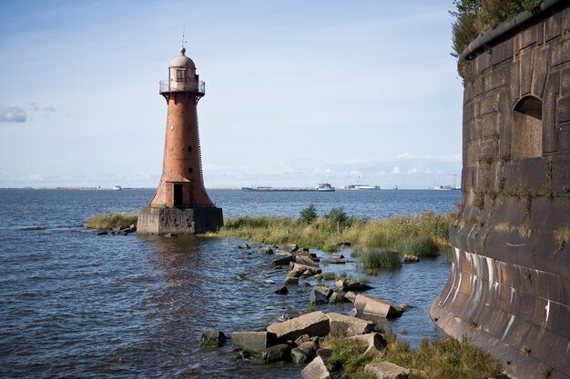 Alter verlassener Leuchtturm nahe der Küste an einem sonnigen Tag