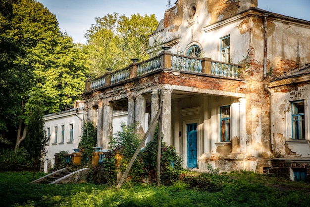 Alter verlassener Palast im Wald. Zerstörtes Herrenhaus in der Natur