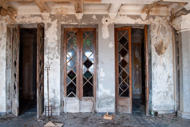 Foto alter verlassener theaterausgang zum balkon gagra abchasien