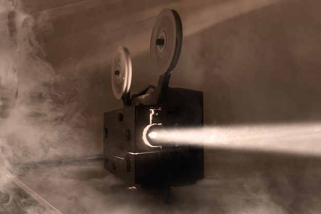Alter Vintage 8-mm-Projektor mit Filmrollen und Filmrahmen Kopierbereich Selektiver Fokus