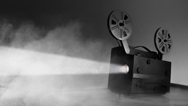 Alter Vintage 8-mm-Projektor mit Filmrollen und Filmrahmen Kopierbereich Selektiver Fokus