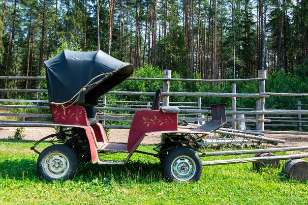 Foto alter vintage-personenwagen für pferdegeschirre