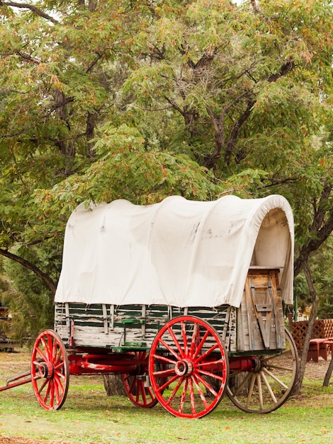 Alter Wagen mit roten Rädern im historischen Museum.