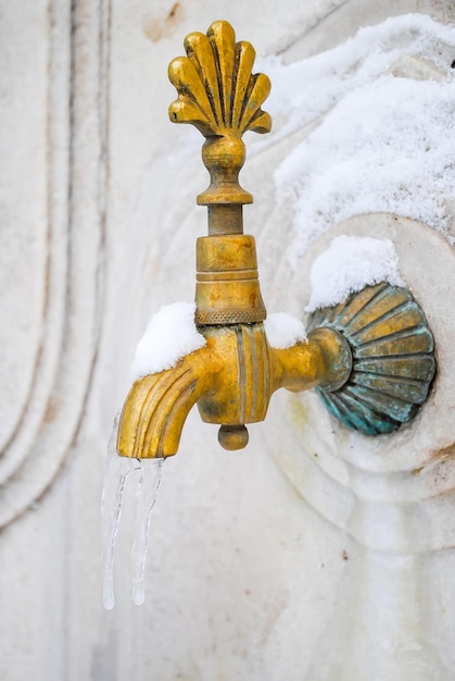 Alter Wasserhahn aus Bronze in einem wunderschönen Palast von Dolmabahce