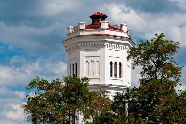 Alter Wasserturm Industrieanlage Vor dem Hintergrund der Wolken