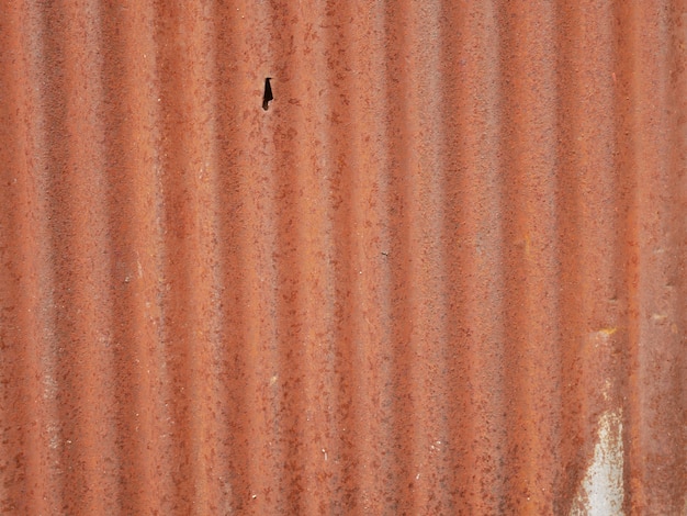 Foto alter zinkdachhintergrund, beschaffenheit der rostigen metallwand, brauner roststahl