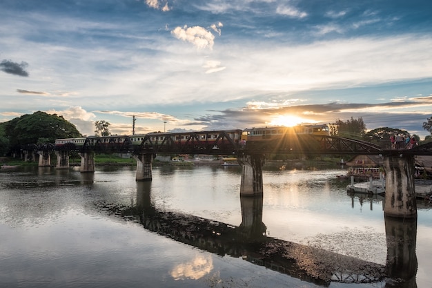 Alter Zug auf Brücke in River Kwai Wahrzeichen von Kanchanaburi, Thailand