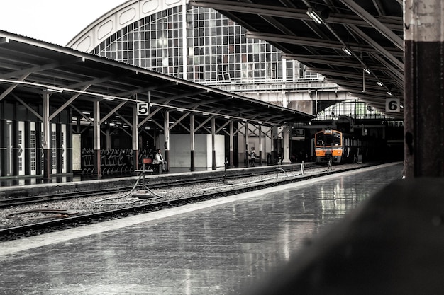 alter zug kommt bahnhof an