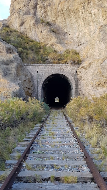 Alter Zugtunnel mit Eisenbahn in einem Berg