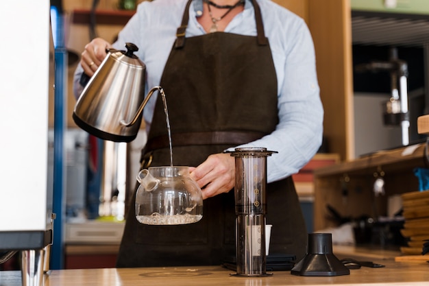 Alternativa de café Aeropress feita por barista no café