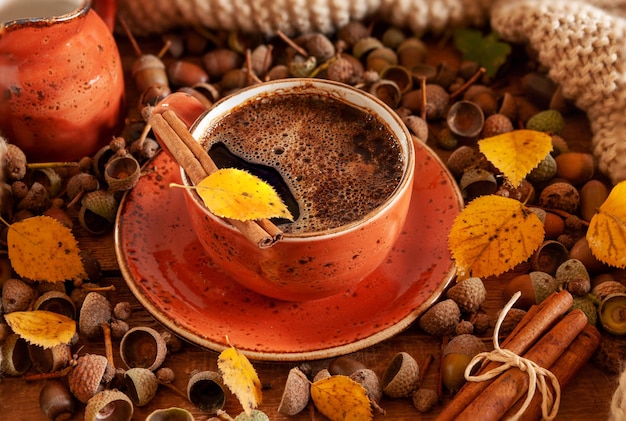 Alternativa de café de bolota à composição aconchegante de outono de grãos de café