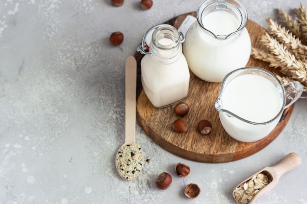 Alternative Arten von Milch in Glasflaschen. Vegane Nichtmilch.