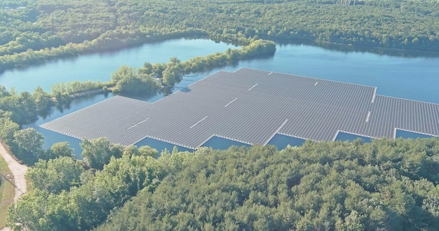 Alternative erneuerbare Energie der Photovoltaik das Solarkraftwerk, das auf dem Wasser im See Ae schwimmt