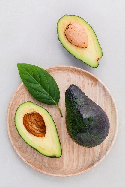 Alternative Hautpflege und scheuern frische Avocado auf Marmor Hintergrund.