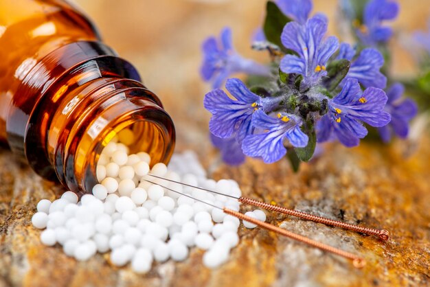 Foto alternative medizin mit homöopathie und pflanzlichen pillen