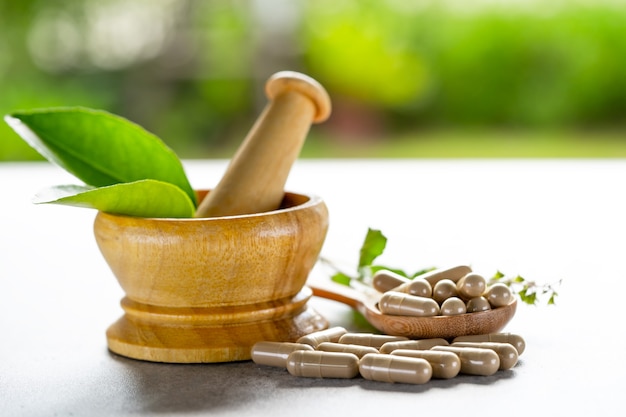 Alternative Medizin pflanzliche Bio-Kapsel mit Vitamin E Omega 3 Fischöl, Mineralstoff, Medikament mit Kräuterblatt natürliche Ergänzungen für ein gesundes und gutes Leben.