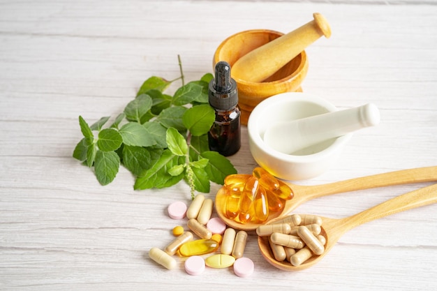 Alternative Medizin pflanzliche organische Kapsel mit Vitamin E Omega 3 Fischöl Mineralmittel mit Kräutern Blatt natürliche Nahrungsergänzungsmittel für ein gesundes gutes Leben