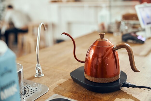 Alternative Methode zur Kaffeezubereitung mit einem Trichterfilter, Zubehör für Kaffeegetränke auf einem Holztisch.