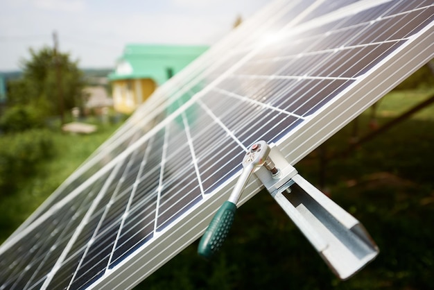 Alternatives Sonnenenergiekonzept Sonnenkollektoren mit Schraubenschlüssel auf Himmelshintergrund