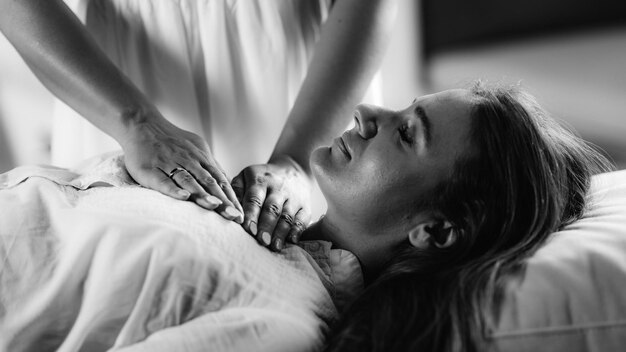 Alternatives Therapiekonzept Reiki-Therapeut überträgt Energie auf den Klienten