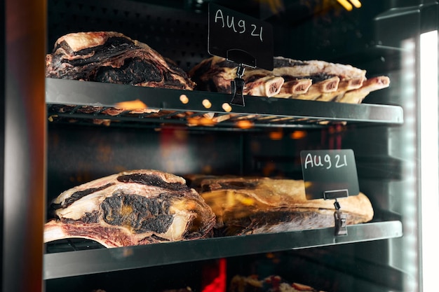 Foto alterndes feinkostfleisch mit datumsetiketten im kühlschrank