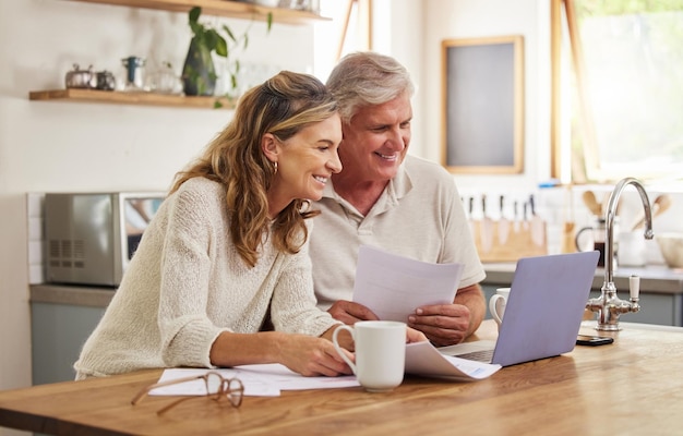 Altersvorsorge und Paar auf Laptop und Papierkram für Online-Digital-Banking-Anwendungsplanung Rente Ältere Menschen, die Vermögensverwaltung betreiben, prüfen Vertragsinformationen, Finanzen oder Testament