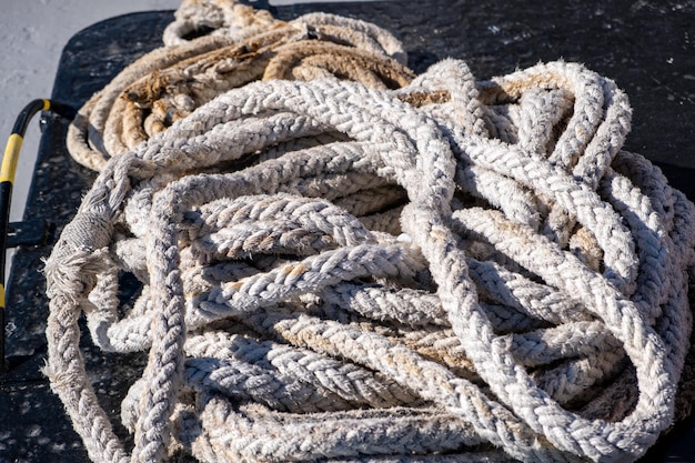 Altes abgenutztes Seil des Bootsseils für das Anlegen von Schiffen in der Nähe des Hafens
