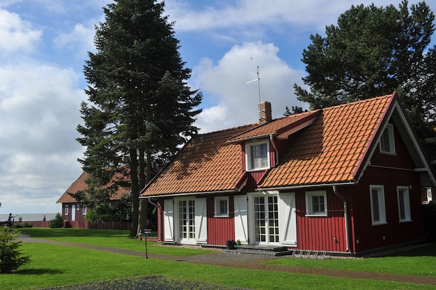 Altes altes Holzhaus, rot, im europäischen Land Litauen, in der Kurstadt Nida, an der Kurischen Nehrung.