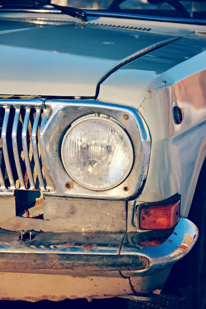 Altes Auto des vorderen runden Scheinwerfers in schlechtem Zustand.